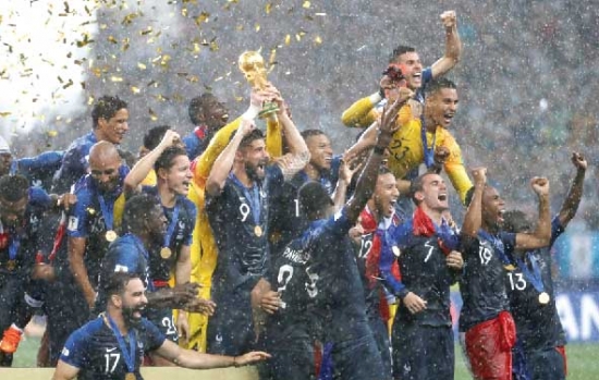 المنتخب الفرنسي يتوج بكأس العالم للمرة الثانية في تاريخه
