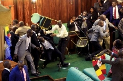 أوغندا :معركة دامية في البرلمان تسفر عن اصابات