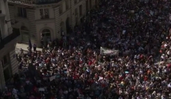 آلاف الفرنسيين يتظاهرون وسط باريس للاحتجاج على سياسة الرئيس ايمانويل ماكرون