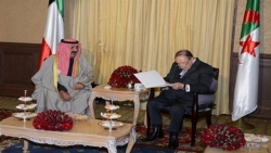 الرئيس بوتفليقة يستقبل وزير شؤون الديوان الأميري لدولة الكويت