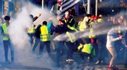فرنسا : الشرطة تستخدم الغاز المسيل للدموع لتفريق متظاهري &quot;السترات الصفراء&quot;