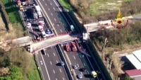 إيطاليا : مقتل العشرات بانهيار أحد الجسور في مدينة جنوة