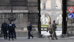 رئيس الوزراء الفرنسي: الهجوم على دورية عسكرية قرب &quot;اللوفر&quot; بالسلاح الأبيض &quot;عمل إرهابي&quot; على الأرجح