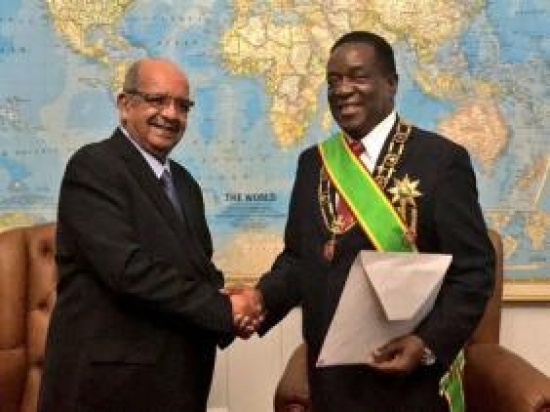 عبد القادر مساهل يسلم رئيس زمبابوي رسالة من الرئيس بوتفليقة