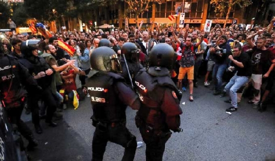 مدريد تتصدى لاستفتاء كتالونيا بقبضة أمنية