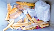 الخبـز..نعمـــة «تتسيّــد» القمامــة بمعسكـر؟