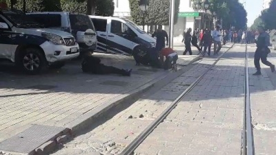 تونس : إصابة 15 أمنيا و5 مدنيين من بينهم طفلين في التفجير الارهابي بالعاصمة في اخر حصيلة