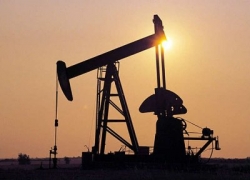أسعار النفط ترتفع بنحو 1 بالمائة مع تعافي سوق الأسهم الآسيوية