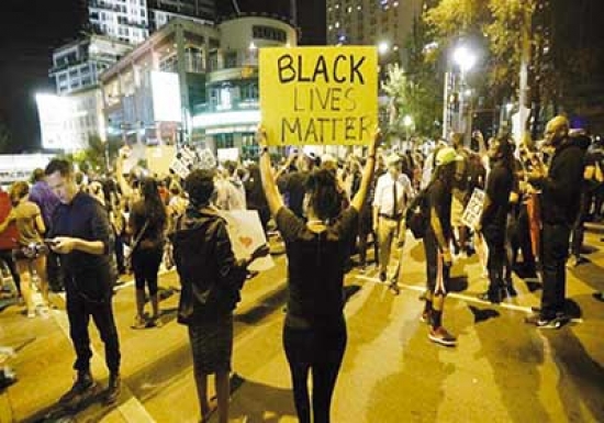 استخدام الشرطة للقوة المميتة ضد السود يلهب الشوارع الامريكية