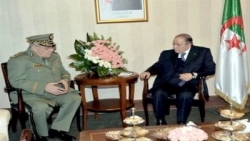 الرئيس بوتفليقة يستقبل الفريق أحمد قايد صالح