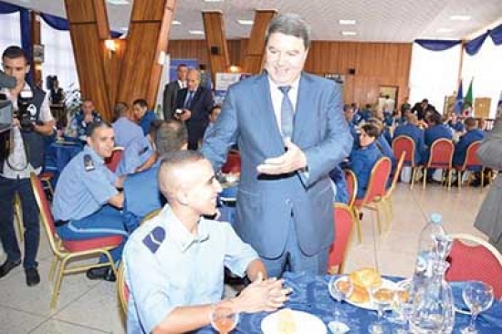 اللواء هامل يتقاسم وجبات الإفطار مع أفراد الشرطة