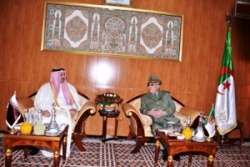 الفريق قايد صالح يستقبل وزير الدولة لشؤون الدفاع القطري