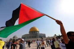 آلاف المصلين يتدفقون إلى الأقصى لأول مرة منذ أسبوعين ويرفعون العلم الفلسطيني فوق المسجد