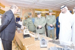 الفريق قايد صالح يزور معرضا لنماذج مصغرة للأسلحة المنتجة محليا