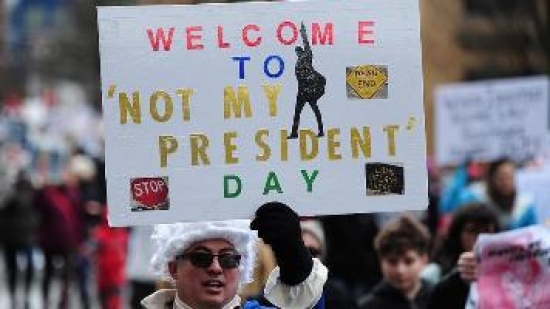 مظاهرة في نيويورك مناهضة لـ&quot;ترامب&quot; في &quot;يوم الرؤساء&quot;