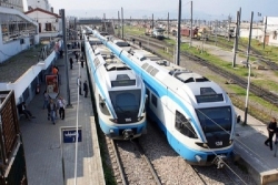 مئات المسافرين يضطرون للنزول من قطار البليدة الجزائر العاصمة  قبل محطة الورشات بعد التقاء قطارين في سكة واحدة