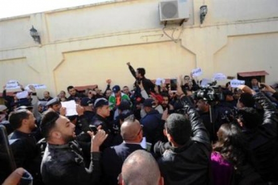 ﻿ وقفة احتجاجية للصحافيين بالجزائر العاصمة للمطالبة بممارسة المهنة بحرية