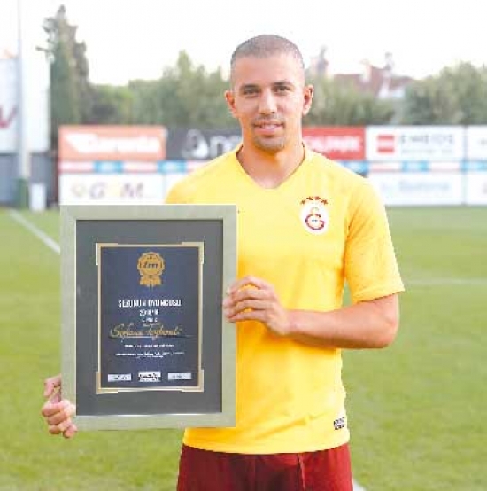 فيغولي يستلم جائزة أفضل لاعب في الدوري التركي