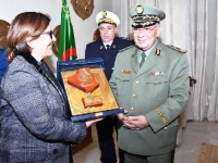 الفريق ڤايد صالح يستقبل وزيرة الدفاع الإيطالية