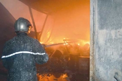 حريق بمستودع لمصنع «سيكا» بالكاليتوس