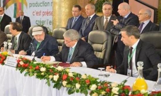 الرئيس بوتفليقة : أناشد أطراف العقد الإقتصادي والإجتماعي أن يهبوا إلى العمل يدا واحدة لخدمة الجزائر ورفاهية شعبها