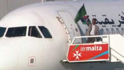 السلطات المالطية توجه عدة تهم لخاطفي الطائرة الليبية