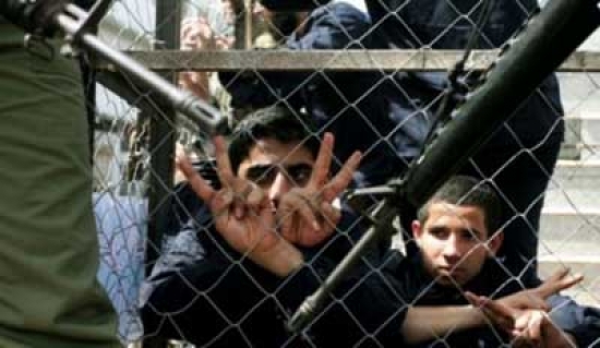 300 طفل فلسطيني في سجون الاحتلال الاسرائيلي