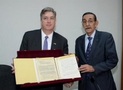 السفير الأمريكي بالجزائر يسلم وثيقتين للأرشيف الوطني