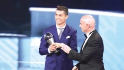 كريستيانو رونالدو يتوج بجائزة الـ&quot;فيفا&quot; لأفضل لاعب في العالم 2016