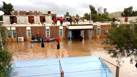 تحويل مرضى مستشفى غريس بقوارب النجاة بعد أن غمرته مياه الأمطار