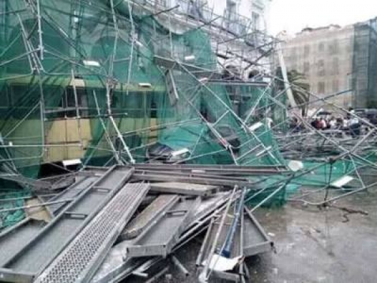 انهيار مفاجئ لسلالم الوقاية من أمام مبنى طور الترميم فوق حافلة بساحة الشهداء