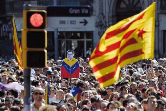 الحكومة الإسبانيــة تعلّـق مهـام حكومـة كتالونيـــا تحسّبـا لإقالتهــــا
