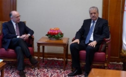 الوزير الأول عبد المالك سلال يتحادث مع نظيره الفرنسي برنار كازنوف