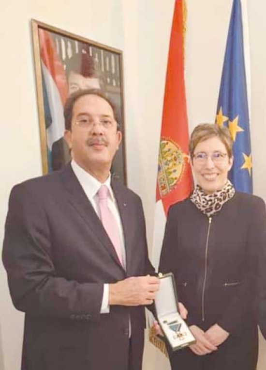 سفيرة المجر في الجزائر تقلّد بيراف ميدالية الاستحقاق المجرية