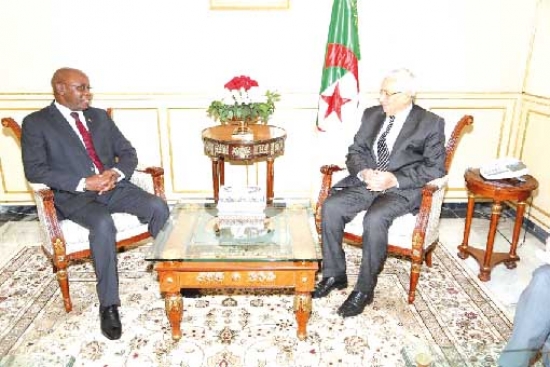 بن صالح يبحث مع سفير موزمبيق التعاون الثنائي