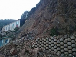 انهيار صخري يؤدي الى ردم عدة منازل بوهران