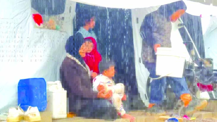 الأمطار تُغرق مستشفى الشّفاء وخيم النّازحين..والبرد يقتل رضيعا