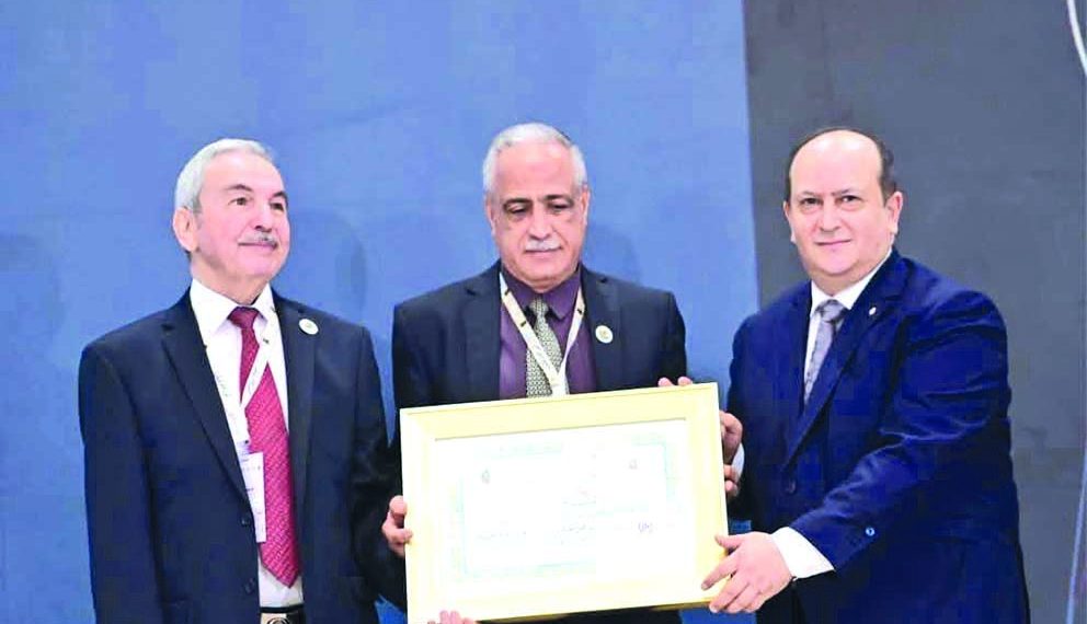 تتويج الفائزين بجائزة رئيس الجمهورية دعم للبحث العلمي والإبداع الأدبـي