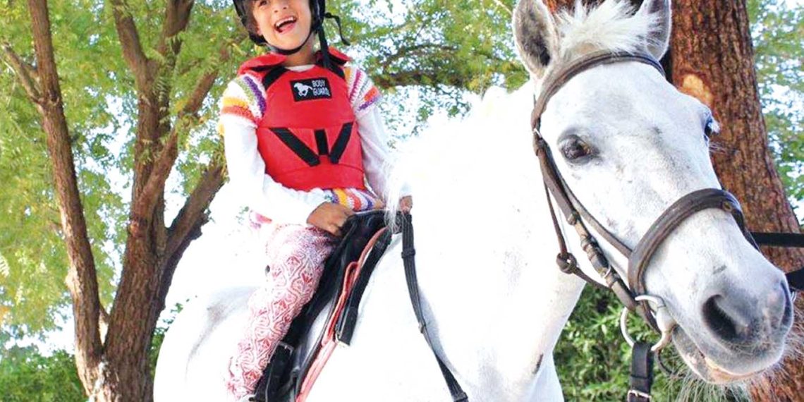 أنديـة الفروسية.. فضـاءات علاجية للمصابين بـ”طيف التوحد”