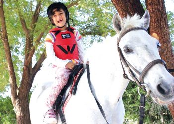 أنديـة الفروسية.. فضـاءات  علاجية للمصابين بـ”طيف التوحد”