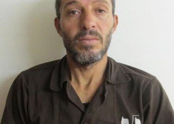 جسّد يتآكل خلف القضبان وعائلة تعيش العزلة ذاتها