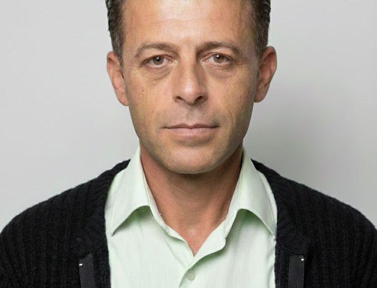 طلـب العـلا  فنالهــا