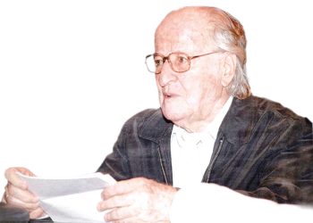 حملتُ الطباشـير عشرين سنة أعلّم الأطفال وأكتب الشعر