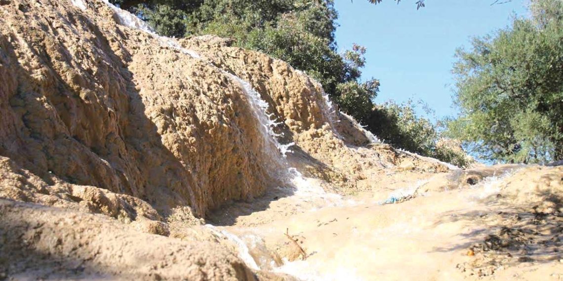 منبع “ثالـة ملولــن”.. طبيعة ساحرة وشفـاء للناس