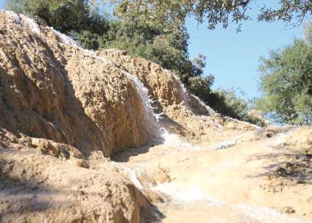 منبع “ثالـة ملولــن”.. طبيعة ساحرة وشفـاء للناس