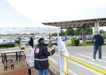 الهلال الأحمر يوفّر وجبات الإفطار للصائمين بثلاثة مطارات