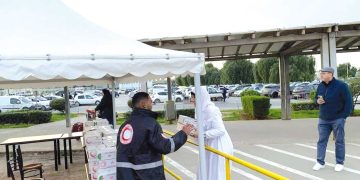 الهلال الأحمر يوفّر وجبات الإفطار للصائمين بثلاثة مطارات