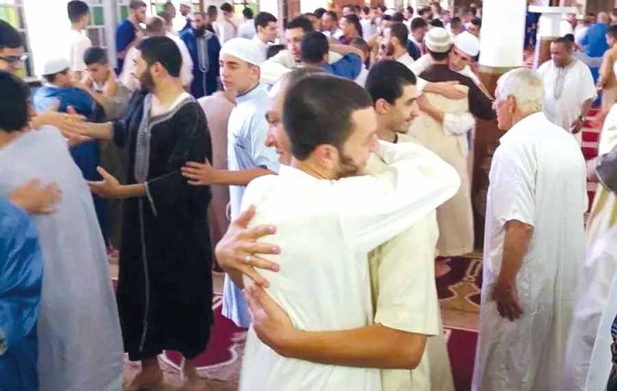 الجزائريّون يحتفلون بعيد الفطر المبارك