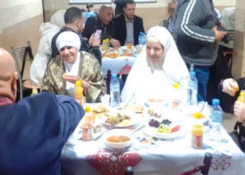 مأدبة إفطار تضامنية تجمع المسنين والأطفال