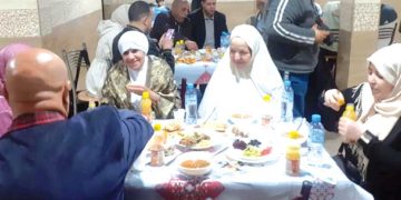 مأدبة إفطار تضامنية تجمع المسنين والأطفال